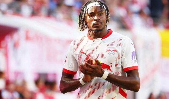 Galatasaray transfer belirsizliği nedeniyle B planı arayışında. Transfer politikaları ve taraftarın beklentileri.
