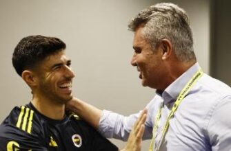 Sadettin Saran ve Marco Asensio dostane diyaloğu Fenerbahçe maç sonrası futbolun eğlencesini gösteriyor.